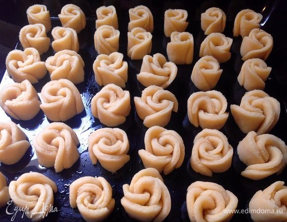 Противень слегка смазать растительным маслом. Бумагу для выпечки или силиконовый коврик использовать не нужно. Выложить заготовки на небольшом расстоянии друг от друга (тесто слегка увеличится в объеме во время выпечки).