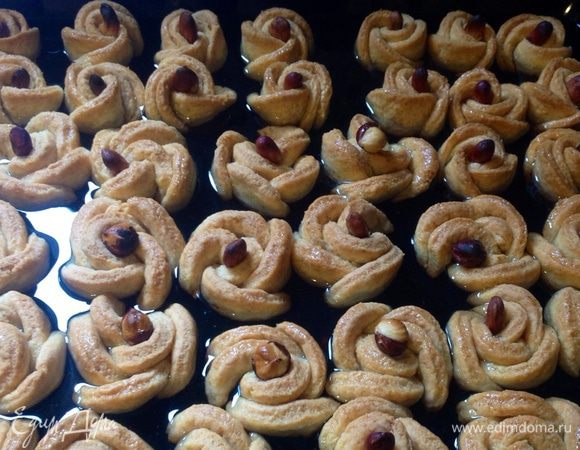 Готовые изделия вытащить из духовки и оставить охлаждаться на противне минут 5-7. Залить еще горячие розы остывшим щербетом.
В этом весь секрет - если залить горячую выпечку горячим щербетом, то печенья размокнут и будут мягкими, водянистыми. 
Запомните правило - горячее-холодное - в любых изделиях, которые требуют использование щербета. Это помогает оставаться выпечке рассыпчатой, слегка хрустящей, но в то же время сочной, пропитанной сахарным густым сиропом.