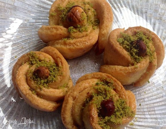 Заварите крепкий ароматный чай и подайте вместе с десертом. Это безумно вкусно и романтично-сладко!