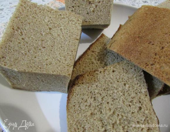 С хлеба срезать корки.