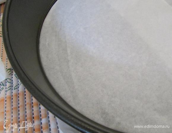 Разъёмную форму застелить пекарской бумагой.