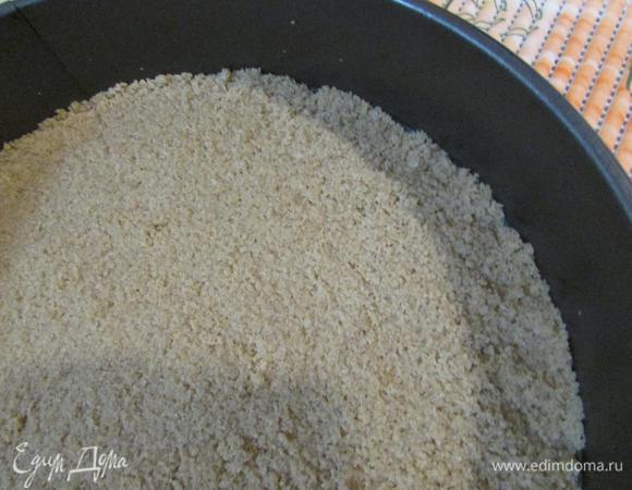 Затем в форму выложить хлебную крошку и хорошо утрамбовать.