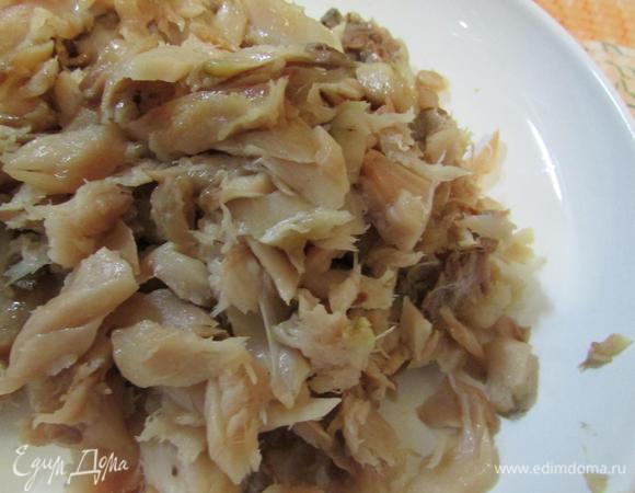 Скумбрию (у Ирины горячего копчения, у меня холодного) почистить от кожи и костей, размять вилкой.