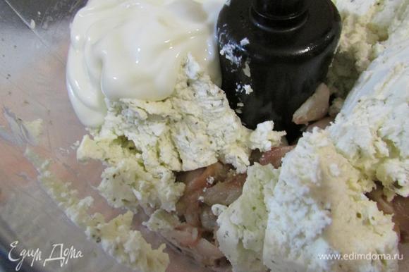 В чаше блендера пробить до однородной массы: йогурт, сливочный сыр (у меня с зеленью), скумбрию.