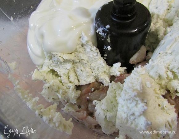 В чаше блендера пробить до однородной массы: йогурт, сливочный сыр (у меня с зеленью), скумбрию.