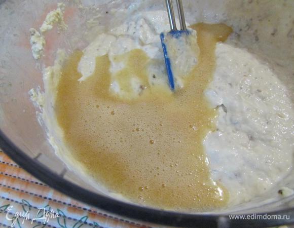 Замоченный желатин растворить на водяной бане или микроволновке и хорошо вмешать в рыбно-сырную массу.