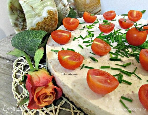 Готовый торт украсить помидорками черри и луком-шнитт.