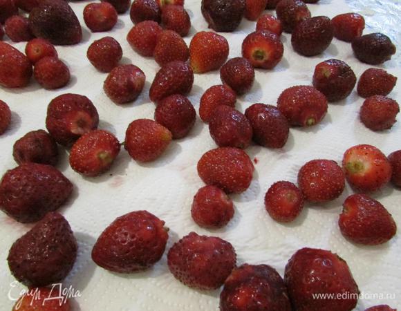 Клубнику очистить от плодоножек, помыть и хорошо просушить на бумажном полотенце. 