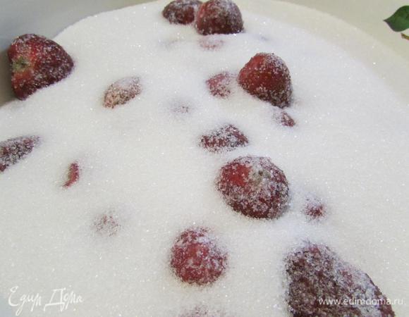 Засыпать сахаром. Дать постоять 2 часа, чтобы клубника дала сок. 