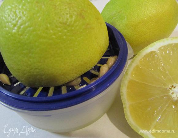 Из лимона выдавить сок. 
