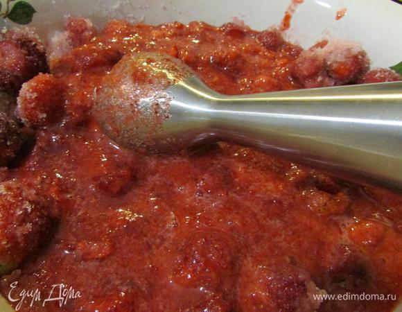 Клубнику с сахаром пробить погружным блендером до состояния пюре. 