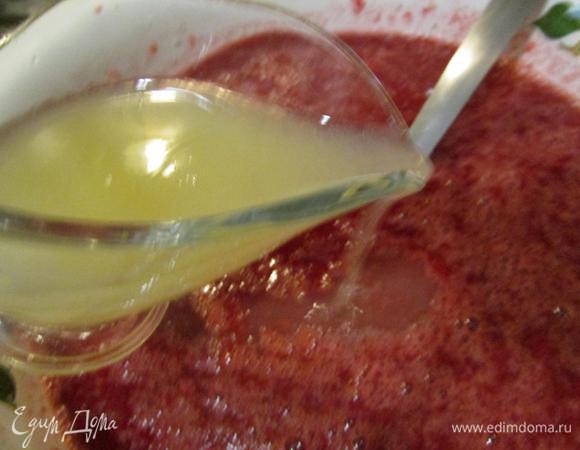 В клубничное пюре добавить лимонный сок. Хорошо перемешать. 