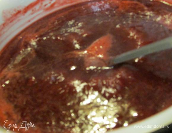 Поставить на огонь и довести до кипения. Варить джем 10 минут, постоянно помешивая, время от времени снимать образующуюся пену. 