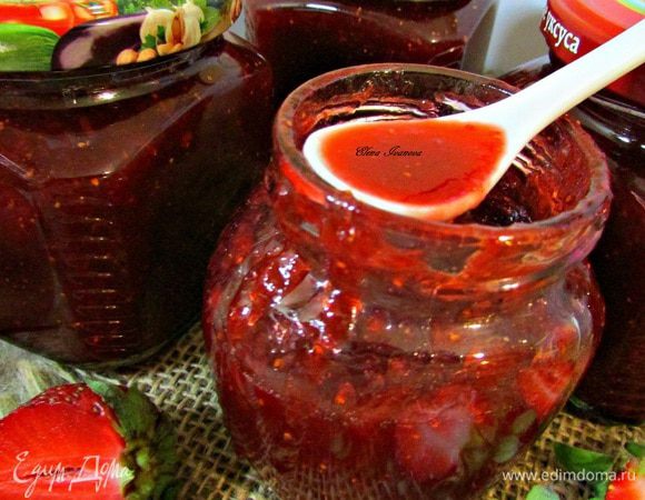 Готовый джем разлить в стерилизованные банки и герметично закрыть. 
Приятного аппетита!