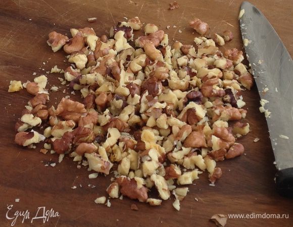 Орехи порубить не очень мелко.