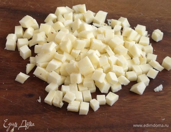 Моцареллу нарезать небольшими кубиками.