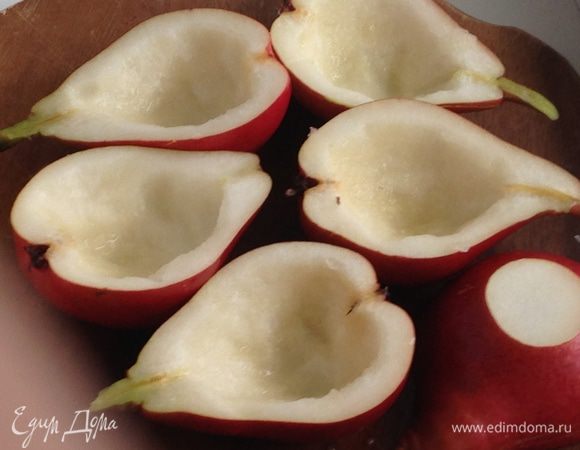 Груши разрезать пополам, удалить сердцевину и чайной ложкой удалить мякоть, сбрызнуть лимонным соком. С противоположной стороны сделать небольшой срез для устойчивости.