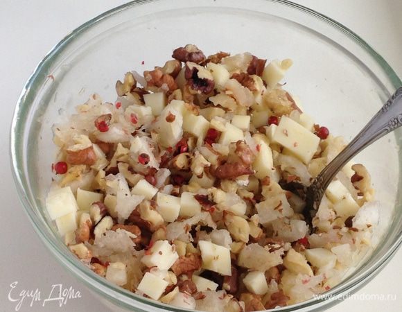 Приготовим начинку. Смешать грецкие орехи, моцареллу, нарезанную мякоть груш и розовый перец.