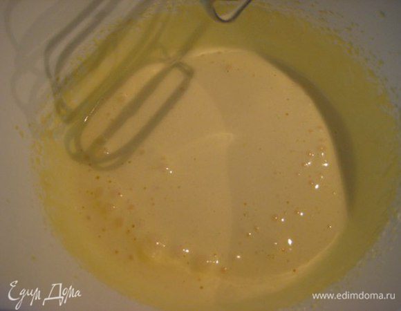 Духовку разогреть до 180С. 
Сливочное масло растопить, остудить.
Яйца взбить с сахаром и ванилином до бела, взбивать не менее 10 минут, влить остывшее масло, перемешать лопаткой.