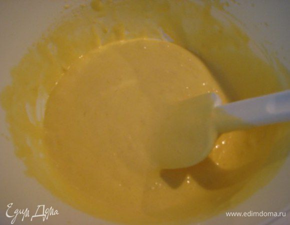 Вмешать лопаткой просеянную муку.