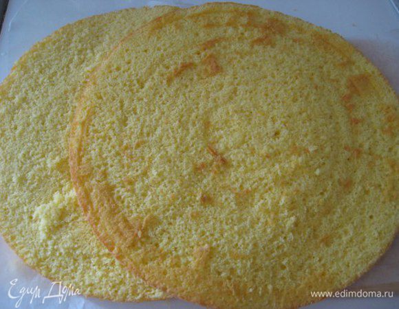Готовый бисквит остудить на решетке, разрезать на 2 коржа.