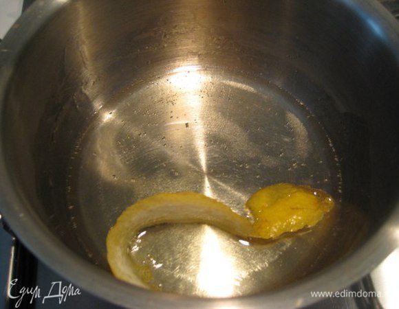 Сироп: смешать воду с сахаром, добавить полоску лимонной цедры. Довести до кипения и растворения сахара. Остудить, убрать цедру, влить шампанское и лимонный сок.