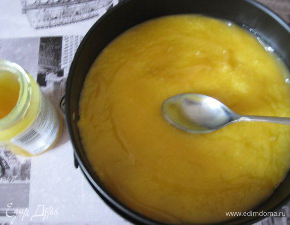 Сборка торта в разъемной форме. Выложить первый корж, пропитать половиной сиропа, смазать лимонным курдом. Накрыть вторым коржом, пропитать оставшимся сиропом.