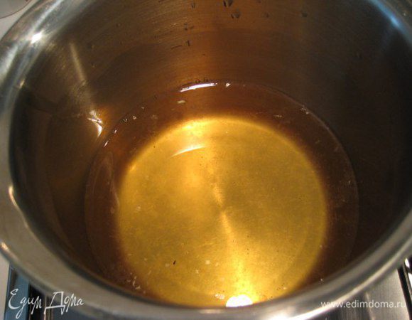 Желе: замочить желатин в холодной воде, темперировать. Шампанское нагреть с сахаром до его растворения, не кипятить. В теплое шампанское ввести желатин, размешать, влить лимонный сок. Желе остудить до комнатной температуры, затем переставить в холодильник, желе должно немного схватится.