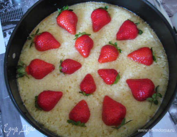 Клубнику порезать, выложить на торт.