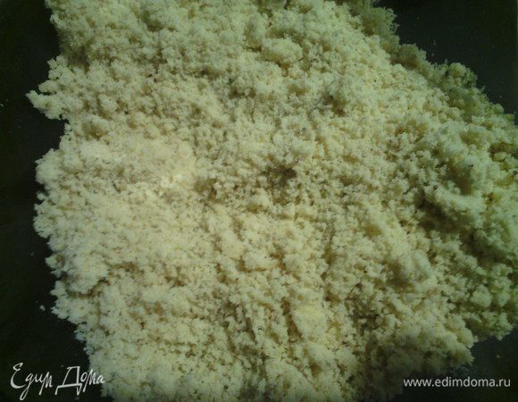 В муку добавить молотые орехи и масло, размять все в крошку.