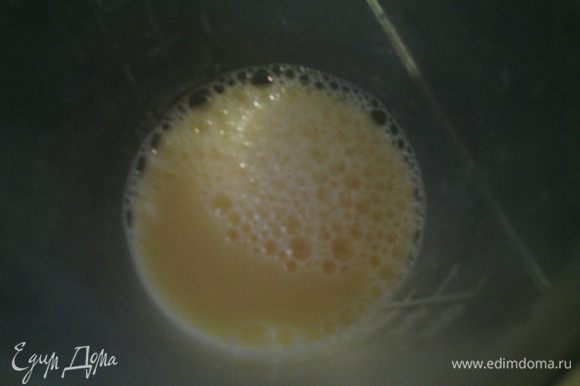 В мерочный стакан разбить яйцо и добавить воды до 125 мл.
