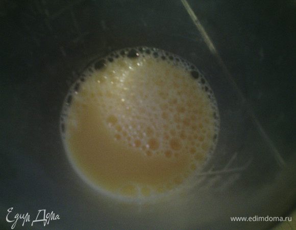 В мерочный стакан разбить яйцо и добавить воды до 125 мл. 