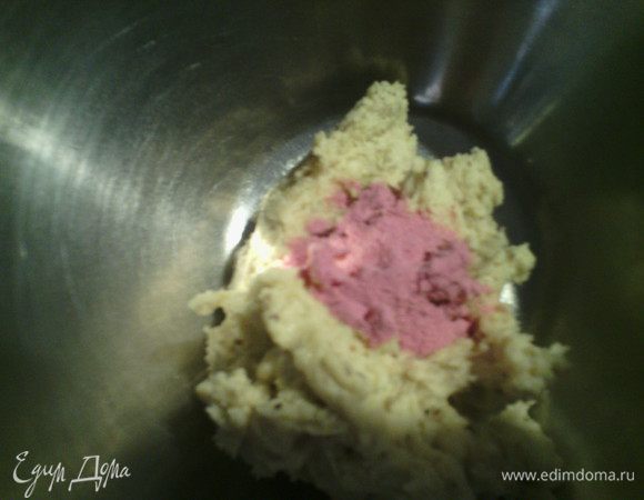 В каждую часть добавить 1/2 ч. л. пекарского порошка и краситель (на усмотрение). Этот торт я делала на праздник в школу. У меня пекарский порошок уже смешан с натуральным красителем (продают готовый в магазине). Все хорошо перемешать. Завернуть в пищевую плёнку и убрать в холодильник на 30 минут. Займемся кремом. 