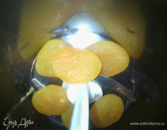 Персики взбить в смузи с молоком, поставить на огонь, не кипятим, тем временем взбить яйца с сахаром и красителем, добавить муку, когда молоко подогреется влить в яичную смесь немного горячего молока, все хорошо перемешать и перелить яичную смесь в кастрюлю с оставшимся молоком. 