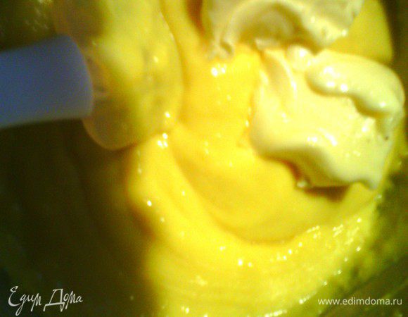 Снять с огня, дать полностью остыть, добавить сливочное масло, хорошо перемешать. 