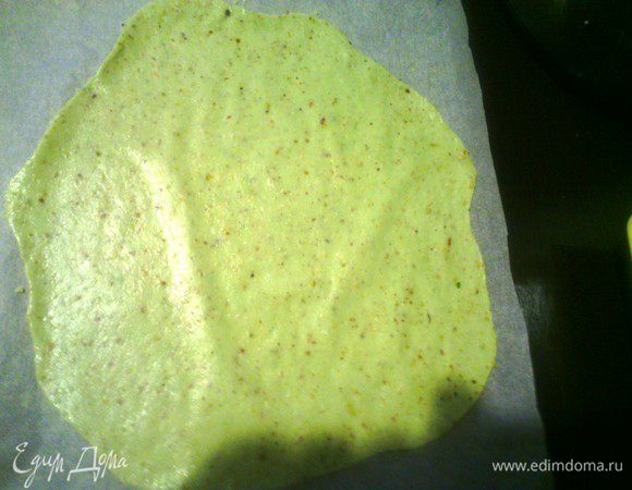 Раскатываем тонко тесто накалываем вилкой и ставим в заранее разогретую духовку 180 на 8-10 минут. Сразу скажу, я раскатываю все коржи, а потом выпекаю.