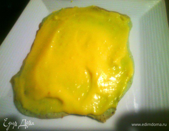 Сборка: кладем корж смазываем кремом, сверху кладем кладем другой корж (чередуя цвета), последние коржи я разделила пополам, для украшения. 