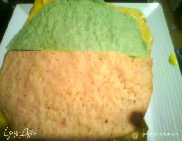 Это последний этаж. Смазываем кремом и посыпаем крошкой оставшихся кожей. 