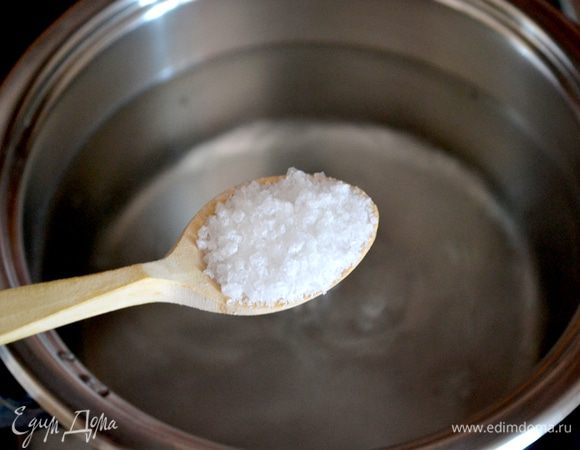 В большую кастрюлю наливаем воду. Ждём когда она закипит. Добавляем соль