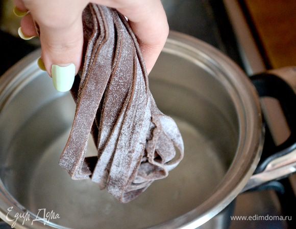 Бросаем в кипящую воду.