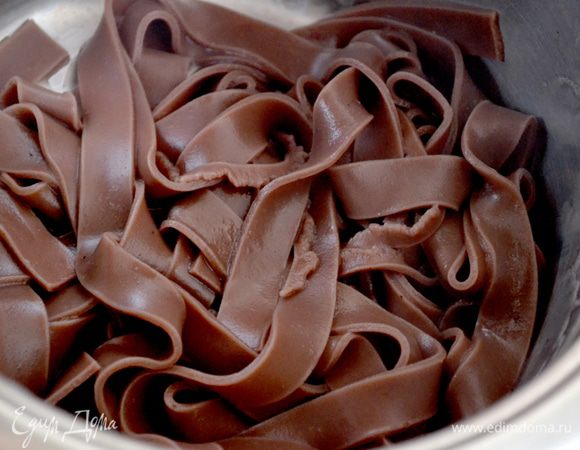 Откинем паппарделле на дуршлаг  и возвращаем обратно в горячую кастрюлю