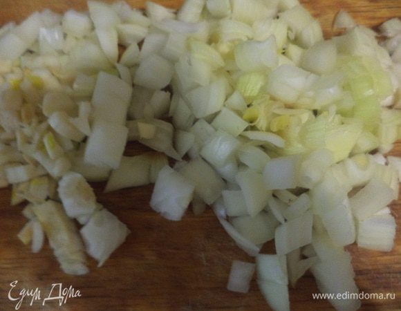 Лук и чеснок очистить, нарезать кубиками и обжарить до прозрачности на растительном масле.