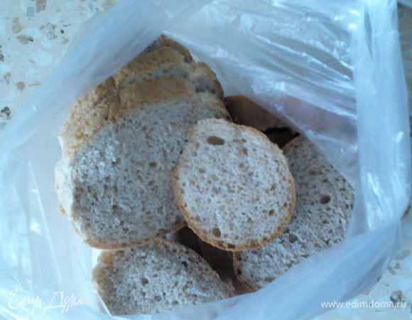 Режем хлеб. У меня батон с отрубями.