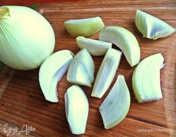 Луковицы очистить, нарезать крупно.