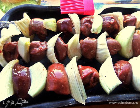 Поставить шашлычки на форму, соответствующую по размеру, смазать растительным маслом со всех сторон.