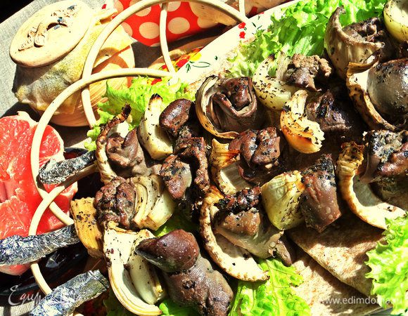 Всего за полчаса шашлычки будут готовы.