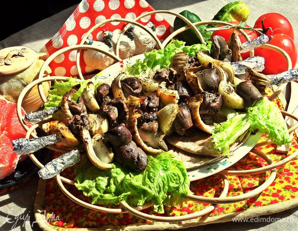 Подаём со свежими овощами,зеленью и цельнозерновыми тортильями.