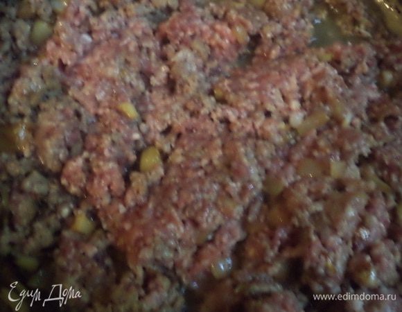 Добавить фарш и обжарить до появления тёмного цвета. Посолить, поперчить, добавить прованские травы и томатную пасту, перемешать, уменьшить огонь и тушить 20 минут. Остудить начинку. Фету нарезать кубиками.