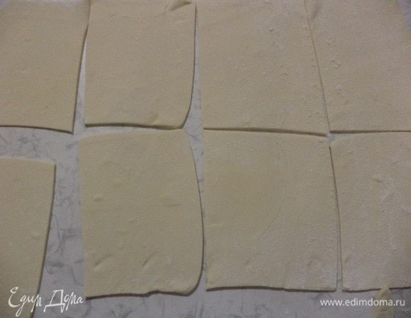 Тесто тонко раскатать, разрезать на квадраты (у меня получилось 16 квадратов), наколоть квадраты вилкой.