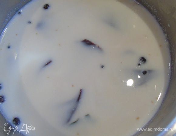 Печень замочить в молоке с приправами и оставить мариноваться на 30 минут.